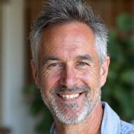 Portrait professionnel de Marc Lebrun, instructeur principal de yoga et médiation.